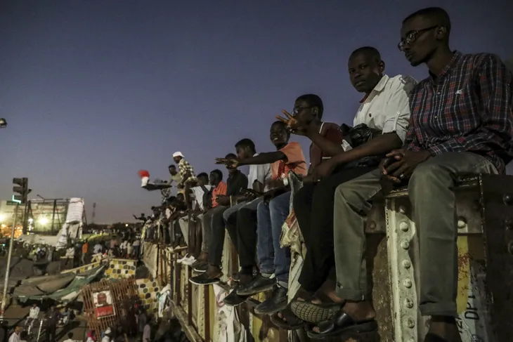 Sudan: Công nhân đường sắt tràn lên cả nóc xe lửa ủng hộ người biểu tình - Ảnh 4. Sudan: Công nhân đường sắt tràn lên cả nóc xe lửa ủng hộ người biểu tình - Ảnh 4.