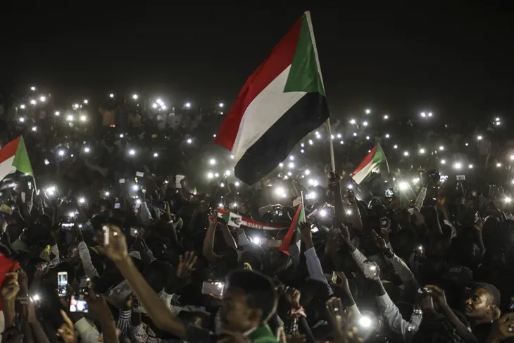 Sudan: Công nhân đường sắt tràn lên cả nóc xe lửa ủng hộ người biểu tình - Ảnh 5. Sudan: Công nhân đường sắt tràn lên cả nóc xe lửa ủng hộ người biểu tình - Ảnh 5.