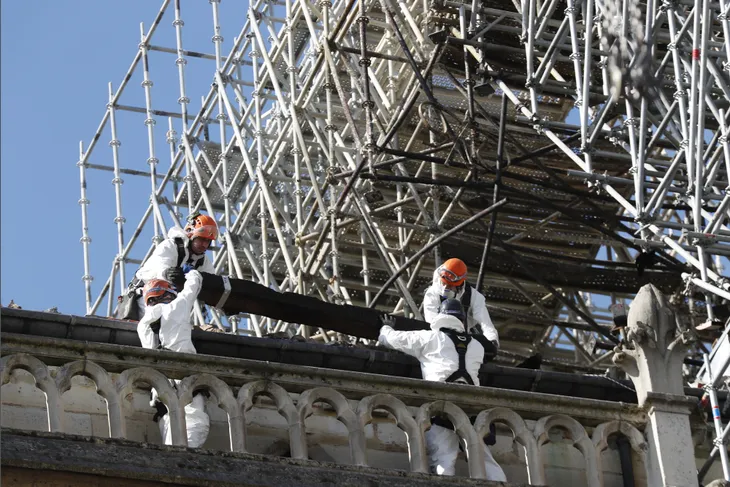 Pháp thiết kế ô khổng lồ cho nhà thờ Đức Bà Paris - Ảnh 1. Pháp thiết kế ô khổng lồ cho nhà thờ Đức Bà Paris - Ảnh 1.