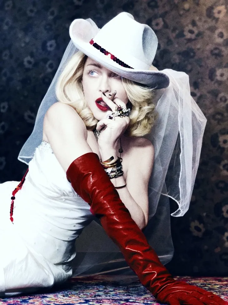 Madonna nhảy cực sung trong MV mới dù đã bước sang tuổi 60 - Ảnh 1. Madonna nhảy cực sung trong MV mới dù đã bước sang tuổi 60 - Ảnh 1.