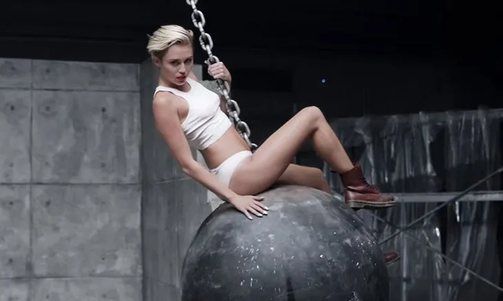 Sau 5 năm, “Wrecking Ball” của Miley Cyrus chính thức cán mốc 1 tỷ lượt xem - Ảnh 1. Sau 5 năm, “Wrecking Ball” của Miley Cyrus chính thức cán mốc 1 tỷ lượt xem - Ảnh 1.