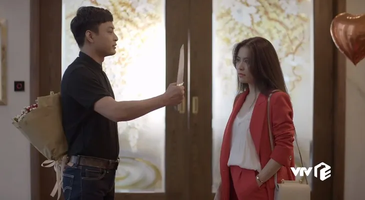 Mê cung - Tập 1: Cho bạn gái leo cây nhiều như cơm bữa, đây là cách xin lỗi đặc biệt của chàng Đội trưởng đội Điều tra hình sự - Ảnh 9. Mê cung - Tập 1: Cho bạn gái leo cây nhiều như cơm bữa, đây là cách xin lỗi đặc biệt của chàng Đội trưởng đội Điều tra hình sự - Ảnh 9.