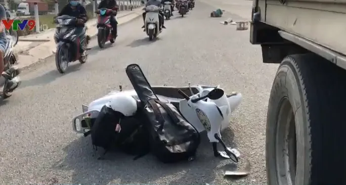 Bình Dương: Tông đuôi xe container, một nam thanh niên tử vong - Ảnh 2. Bình Dương: Tông đuôi xe container, một nam thanh niên tử vong - Ảnh 2.