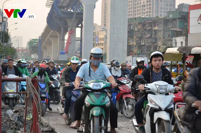 Cửa ngõ Hà Nội đông nghẹt, bến xe ùn ứ trước ngày nghỉ lễ 30/4 -1/5 - Ảnh 1. Cửa ngõ Hà Nội đông nghẹt, bến xe ùn ứ trước ngày nghỉ lễ 30/4 -1/5 - Ảnh 1.
