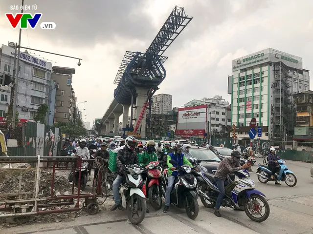Cửa ngõ Hà Nội đông nghẹt, bến xe ùn ứ trước ngày nghỉ lễ 30/4 -1/5 - Ảnh 3. Cửa ngõ Hà Nội đông nghẹt, bến xe ùn ứ trước ngày nghỉ lễ 30/4 -1/5 - Ảnh 3.