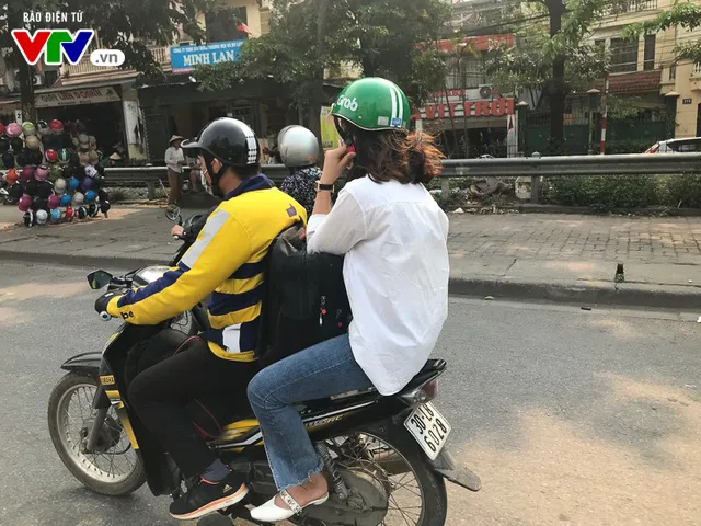 Cửa ngõ Hà Nội đông nghẹt, bến xe ùn ứ trước ngày nghỉ lễ 30/4 -1/5 - Ảnh 4. Cửa ngõ Hà Nội đông nghẹt, bến xe ùn ứ trước ngày nghỉ lễ 30/4 -1/5 - Ảnh 4.