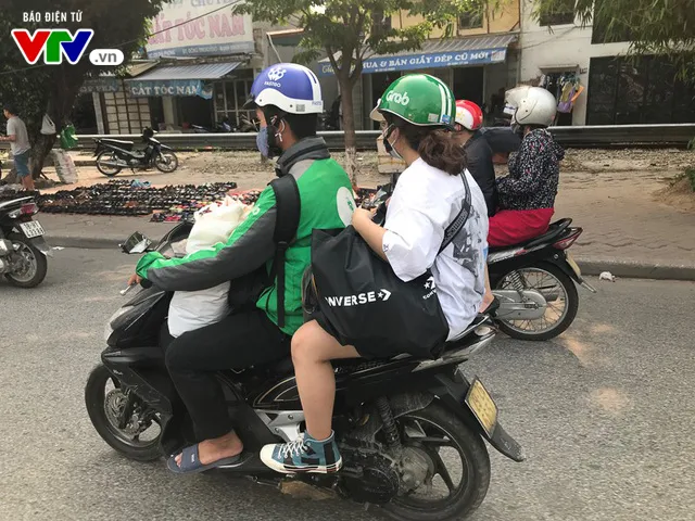 Cửa ngõ Hà Nội đông nghẹt, bến xe ùn ứ trước ngày nghỉ lễ 30/4 -1/5 - Ảnh 5. Cửa ngõ Hà Nội đông nghẹt, bến xe ùn ứ trước ngày nghỉ lễ 30/4 -1/5 - Ảnh 5.