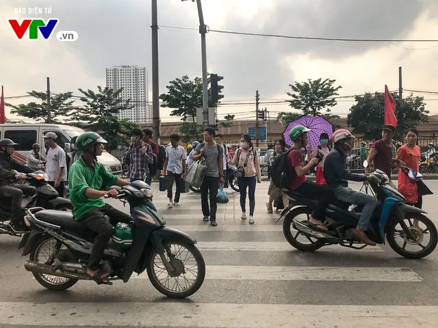 Cửa ngõ Hà Nội đông nghẹt, bến xe ùn ứ trước ngày nghỉ lễ 30/4 -1/5 - Ảnh 7. Cửa ngõ Hà Nội đông nghẹt, bến xe ùn ứ trước ngày nghỉ lễ 30/4 -1/5 - Ảnh 7.