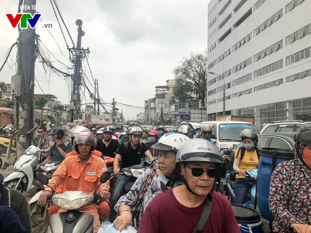 Cửa ngõ Hà Nội đông nghẹt, bến xe ùn ứ trước ngày nghỉ lễ 30/4 -1/5 - Ảnh 2. Cửa ngõ Hà Nội đông nghẹt, bến xe ùn ứ trước ngày nghỉ lễ 30/4 -1/5 - Ảnh 2.