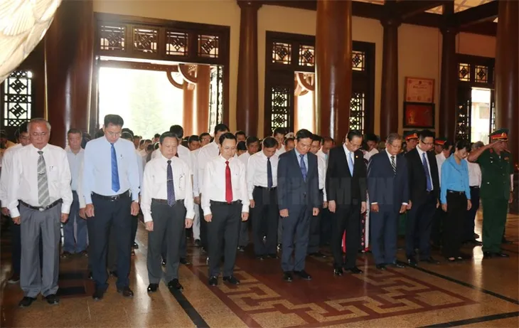 Đoàn đại biểu TP.HCM dâng hương, viếng nghĩa trang liệt sỹ - Ảnh 2. Đoàn đại biểu TP.HCM dâng hương, viếng nghĩa trang liệt sỹ - Ảnh 2.