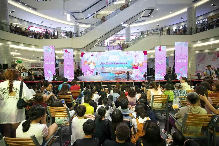 Hàng ngàn người choáng ngợp trước AEON MALL Tân Phú Celadon phiên bản “Double Size” - Ảnh 2. Hàng ngàn người choáng ngợp trước AEON MALL Tân Phú Celadon phiên bản “Double Size” - Ảnh 2.