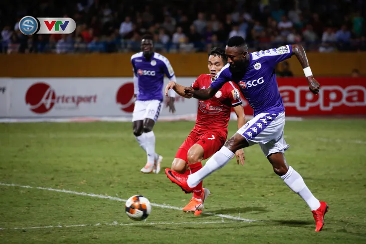ẢNH: Thắng tối thiểu CLB TP HCM, CLB Hà Nội vươn lên dẫn đầu BXH V.League - Ảnh 3. ẢNH: Thắng tối thiểu CLB TP HCM, CLB Hà Nội vươn lên dẫn đầu BXH V.League - Ảnh 3.