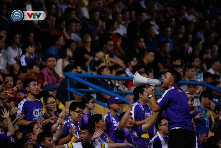 ẢNH: Thắng tối thiểu CLB TP HCM, CLB Hà Nội vươn lên dẫn đầu BXH V.League - Ảnh 2. ẢNH: Thắng tối thiểu CLB TP HCM, CLB Hà Nội vươn lên dẫn đầu BXH V.League - Ảnh 2.