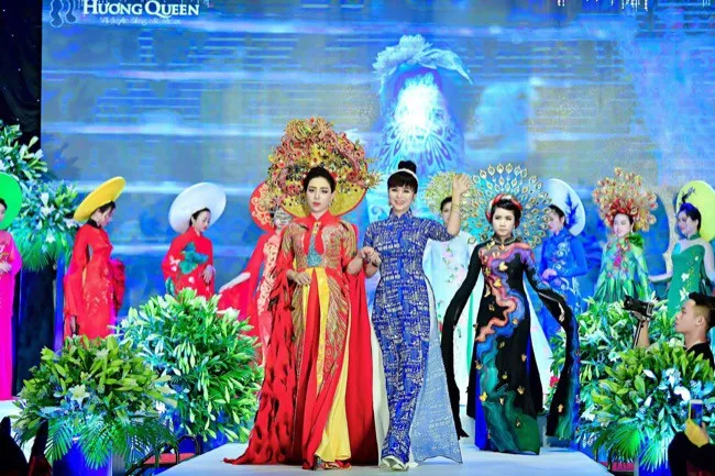 Nữ hoàng hoa hồng Thanh Hương mặc áo dài Thủ đô Hà Nội mừng đại lễ - Ảnh 1. Nữ hoàng hoa hồng Thanh Hương mặc áo dài Thủ đô Hà Nội mừng đại lễ - Ảnh 1.