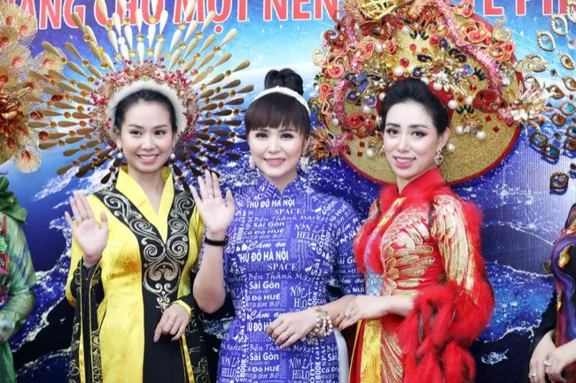 Nữ hoàng hoa hồng Thanh Hương mặc áo dài Thủ đô Hà Nội mừng đại lễ - Ảnh 2. Nữ hoàng hoa hồng Thanh Hương mặc áo dài Thủ đô Hà Nội mừng đại lễ - Ảnh 2.