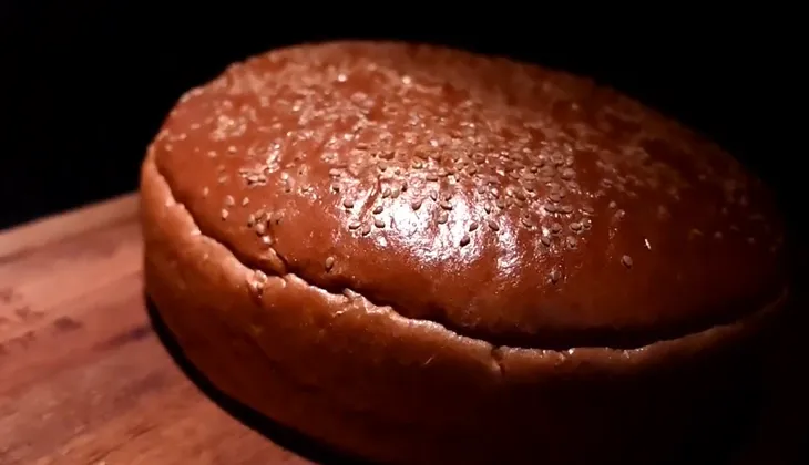 Cận cảnh bánh hamburger dát vàng giá 21 triệu đồng ở Nhật Bản - Ảnh 1. Cận cảnh bánh hamburger dát vàng giá 21 triệu đồng ở Nhật Bản - Ảnh 1.