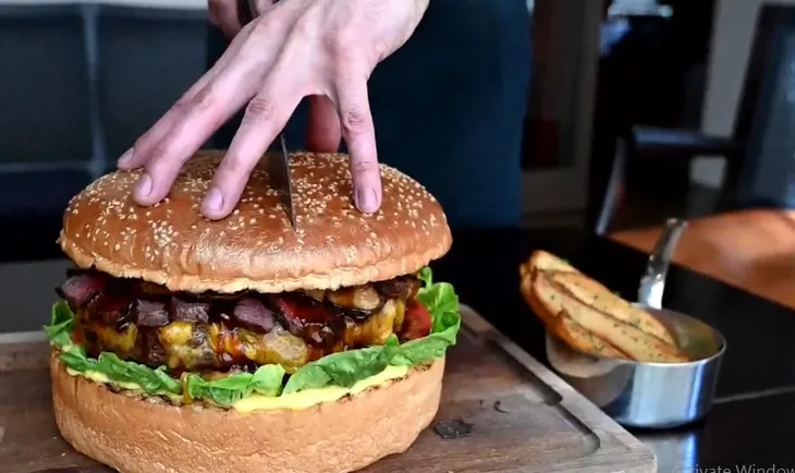 Cận cảnh bánh hamburger dát vàng giá 21 triệu đồng ở Nhật Bản - Ảnh 2. Cận cảnh bánh hamburger dát vàng giá 21 triệu đồng ở Nhật Bản - Ảnh 2.