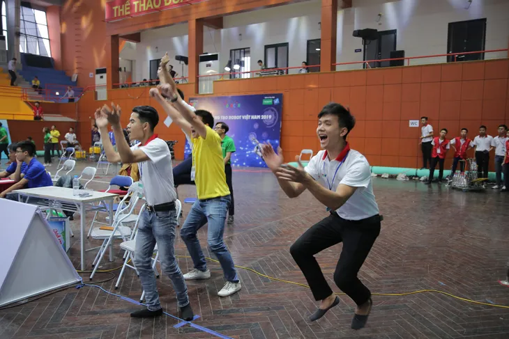 Robocon Việt Nam 2019: Nghẹt thở đến những giây cuối cùng - Ảnh 2. Robocon Việt Nam 2019: Nghẹt thở đến những giây cuối cùng - Ảnh 2.