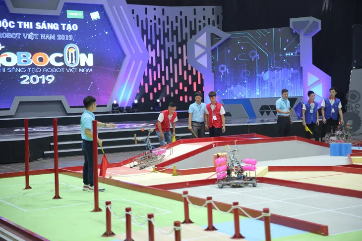 Robocon Việt Nam 2019: Nghẹt thở đến những giây cuối cùng - Ảnh 3. Robocon Việt Nam 2019: Nghẹt thở đến những giây cuối cùng - Ảnh 3.