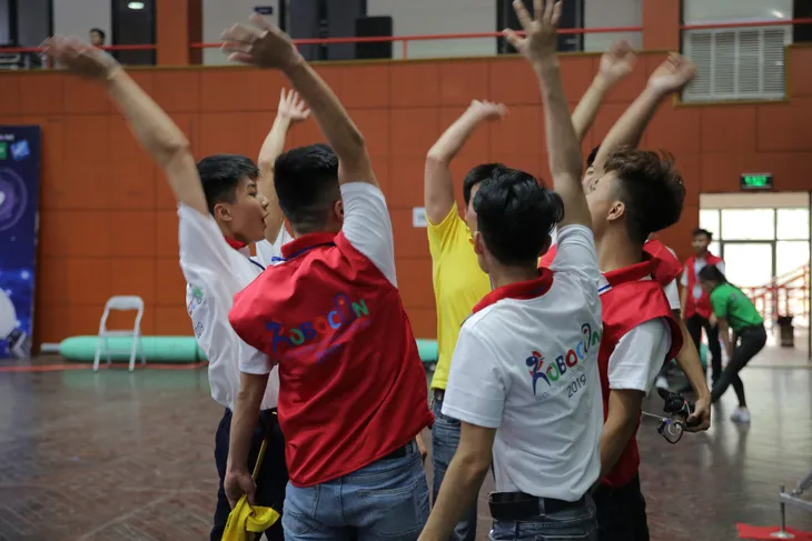 Robocon Việt Nam 2019: Nghẹt thở đến những giây cuối cùng - Ảnh 10. Robocon Việt Nam 2019: Nghẹt thở đến những giây cuối cùng - Ảnh 10.