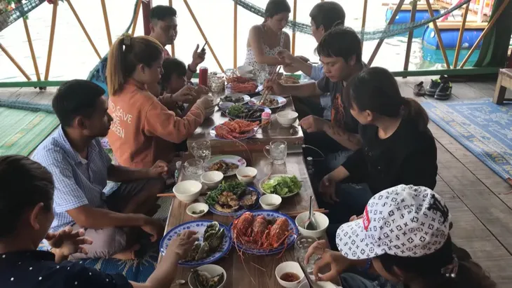 Tour thưởng thức hải sản tươi tại chỗ hút khách - Ảnh 1. Tour thưởng thức hải sản tươi tại chỗ hút khách - Ảnh 1.