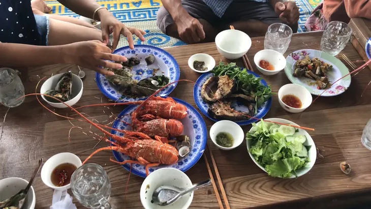 Tour thưởng thức hải sản tươi tại chỗ hút khách - Ảnh 4. Tour thưởng thức hải sản tươi tại chỗ hút khách - Ảnh 4.