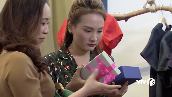 Về nhà đi con - Tập 16: Thư (Bảo Thanh) sập bẫy của Vũ (Quốc Trường) mà không hay biết - Ảnh 2. Về nhà đi con - Tập 16: Thư (Bảo Thanh) sập bẫy của Vũ (Quốc Trường) mà không hay biết - Ảnh 2.