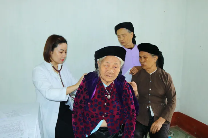 Khám tầm soát bệnh hô hấp và cấp phát thuốc miễn phí tại Vĩnh Phúc - Ảnh 2. Khám tầm soát bệnh hô hấp và cấp phát thuốc miễn phí tại Vĩnh Phúc - Ảnh 2.