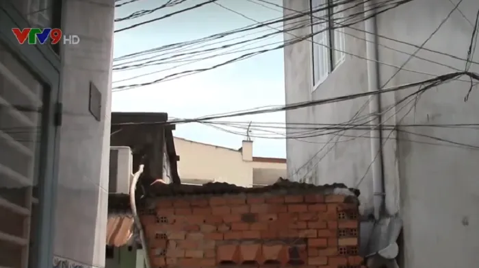 Lên mái nhà sửa máng nước, 1 người chết nghi vì bị điện giật - Ảnh 1. Lên mái nhà sửa máng nước, 1 người chết nghi vì bị điện giật - Ảnh 1.