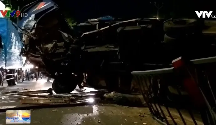 Xe tải chở nước cày nát 10m dải phân cách - Ảnh 2. Xe tải chở nước cày nát 10m dải phân cách - Ảnh 2.