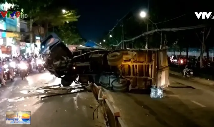 Xe tải chở nước cày nát 10m dải phân cách - Ảnh 4. Xe tải chở nước cày nát 10m dải phân cách - Ảnh 4.