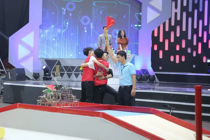Robocon Đại học Công nghiệp Hà Nội: Ổn định, chính xác, thẳng tiến Hải Dương - Ảnh 35. Robocon Đại học Công nghiệp Hà Nội: Ổn định, chính xác, thẳng tiến Hải Dương - Ảnh 35.