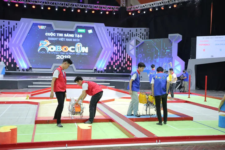 Tiếp bước ĐH Xây Dựng, tân binh Phenikaa giành vé vào chung kết Robocon Việt Nam 2019 - Ảnh 18. Tiếp bước ĐH Xây Dựng, tân binh Phenikaa giành vé vào chung kết Robocon Việt Nam 2019 - Ảnh 18.