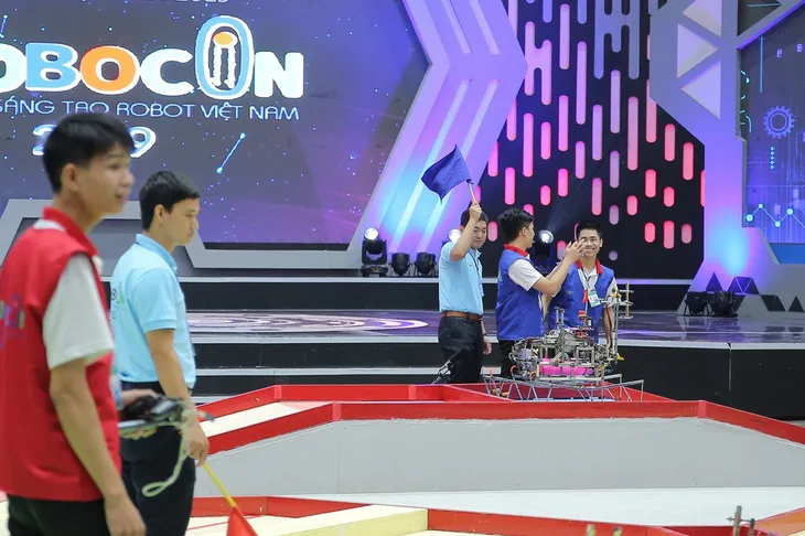 Tiếp bước ĐH Xây Dựng, tân binh Phenikaa giành vé vào chung kết Robocon Việt Nam 2019 - Ảnh 40. Tiếp bước ĐH Xây Dựng, tân binh Phenikaa giành vé vào chung kết Robocon Việt Nam 2019 - Ảnh 40.