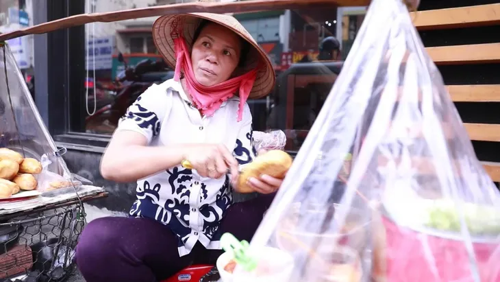 Gánh bánh mỳ gia truyền 30 năm - Ảnh 1. Gánh bánh mỳ gia truyền 30 năm - Ảnh 1.