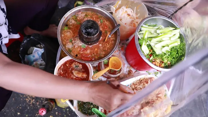 Gánh bánh mỳ gia truyền 30 năm - Ảnh 2. Gánh bánh mỳ gia truyền 30 năm - Ảnh 2.