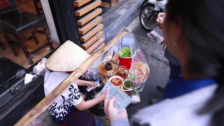 Gánh bánh mỳ gia truyền 30 năm - Ảnh 4. Gánh bánh mỳ gia truyền 30 năm - Ảnh 4.