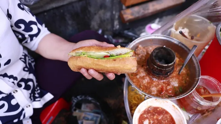Gánh bánh mỳ gia truyền 30 năm - Ảnh 3. Gánh bánh mỳ gia truyền 30 năm - Ảnh 3.