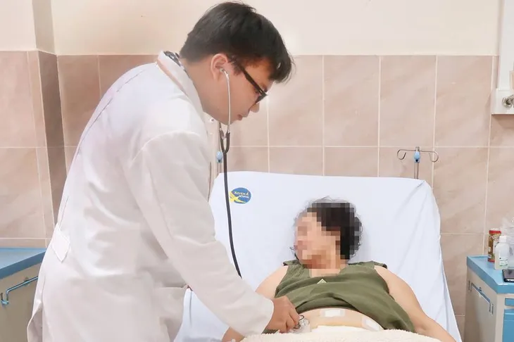 Người phụ nữ thủng ruột vì nuốt phải hạt chà là - Ảnh 1. Người phụ nữ thủng ruột vì nuốt phải hạt chà là - Ảnh 1.