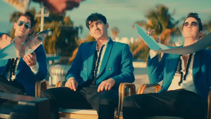Jonas Brothers tiếp tục khiến fan “điêu đứng” với MV mới “Cool” - Ảnh 1. Jonas Brothers tiếp tục khiến fan “điêu đứng” với MV mới “Cool” - Ảnh 1.