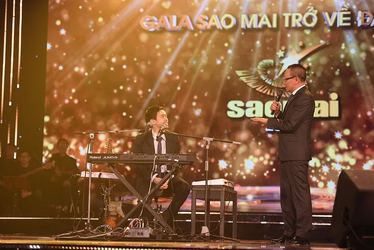 Chàng trai gốc Việt gây sốt trên mạng xã hội khi mang cả phòng thu lên sân khấu Gala Sao Mai 2019 - Ảnh 6. Chàng trai gốc Việt gây sốt trên mạng xã hội khi mang cả phòng thu lên sân khấu Gala Sao Mai 2019 - Ảnh 6.