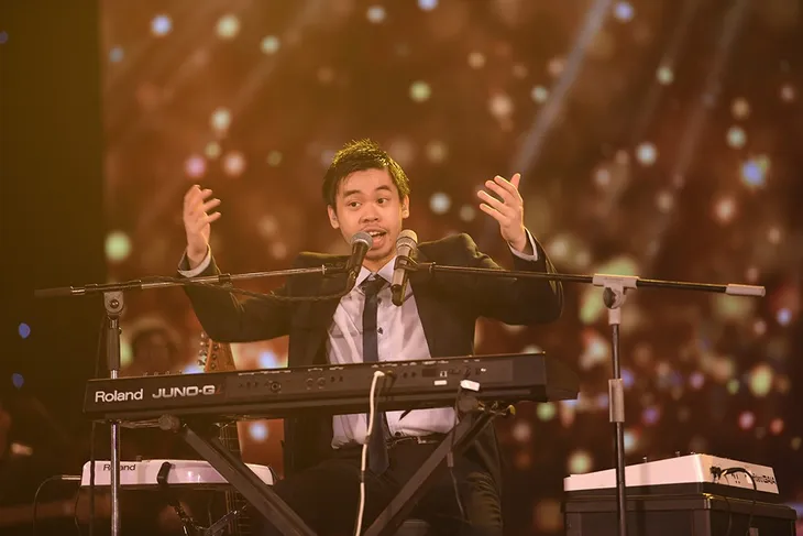 Chàng trai gốc Việt gây sốt trên mạng xã hội khi mang cả phòng thu lên sân khấu Gala Sao Mai 2019 - Ảnh 1. Chàng trai gốc Việt gây sốt trên mạng xã hội khi mang cả phòng thu lên sân khấu Gala Sao Mai 2019 - Ảnh 1.