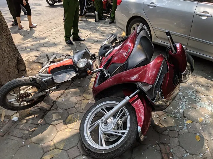 Xe điên lao thẳng vào nhà dân trên phố Lò Đúc - Ảnh 3. Xe điên lao thẳng vào nhà dân trên phố Lò Đúc - Ảnh 3.