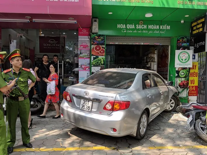 Xe điên lao thẳng vào nhà dân trên phố Lò Đúc - Ảnh 1. Xe điên lao thẳng vào nhà dân trên phố Lò Đúc - Ảnh 1.