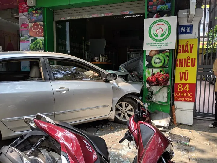 Xe điên lao thẳng vào nhà dân trên phố Lò Đúc - Ảnh 2. Xe điên lao thẳng vào nhà dân trên phố Lò Đúc - Ảnh 2.