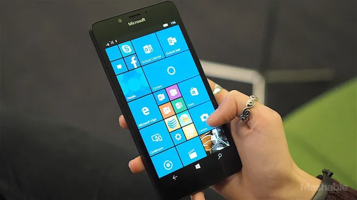 Đến cả Microsoft cũng đang rời con tàu đắm Windows Phone - Ảnh 1. Đến cả Microsoft cũng đang rời con tàu đắm Windows Phone - Ảnh 1.