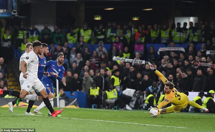 ẢNH: Chelsea nghẹt thở vượt qua Frankfurt, tiến vào chung kết Europa League - Ảnh 5. ẢNH: Chelsea nghẹt thở vượt qua Frankfurt, tiến vào chung kết Europa League - Ảnh 5.