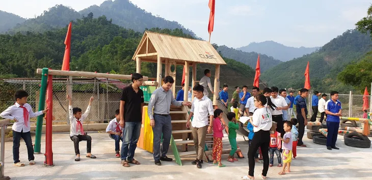 CUBIC Architects mang sân chơi về cho trẻ em nghèo vùng sâu - Ảnh 1. CUBIC Architects mang sân chơi về cho trẻ em nghèo vùng sâu - Ảnh 1.