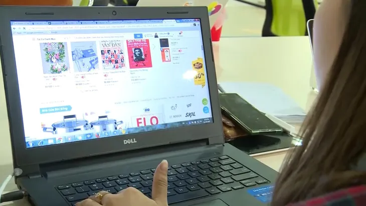 Mua sắm trực tuyến trong giờ làm việc, cán bộ, công an có thể bị khiển trách - Ảnh 1. Mua sắm trực tuyến trong giờ làm việc, cán bộ, công an có thể bị khiển trách - Ảnh 1.