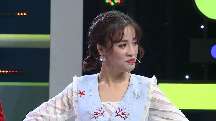 Bị quỵt tiền bản quyền, Ái Phương đòi nợ đến tận trên truyền hình - Ảnh 1. Bị quỵt tiền bản quyền, Ái Phương đòi nợ đến tận trên truyền hình - Ảnh 1.